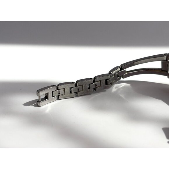 Guess Dual Toned Dual Silver Toned Ladies Vintage Wristwatch - 21mm - WORKS! - Picture 8 of 9